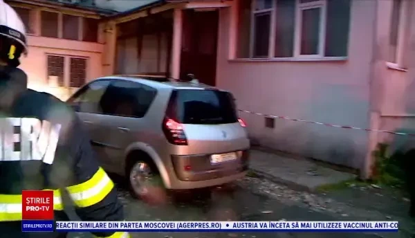Vântul puternic a creat probleme în mai multe zone din țară. O macara s-a prăbușit în Mamaia