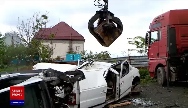 Zeci de persoane din Iași, acuzate că vând ilegal fier vechi și că dezmembrează mașini fară acte