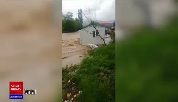Este prăpăd în vestul țării, unde pe 4 râuri au fost depășite cotele istorice. O casă modulară, luată pe sus de viituri