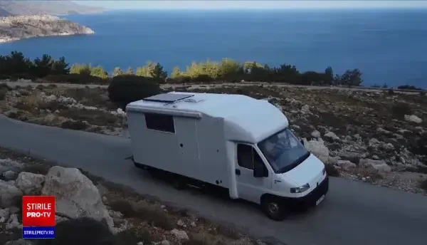 Și-au vândut casele și au pornit să locuiască pe drumuri într-o rulotă. ”Să trăiești trezitul de dimineață în fața oceanului”