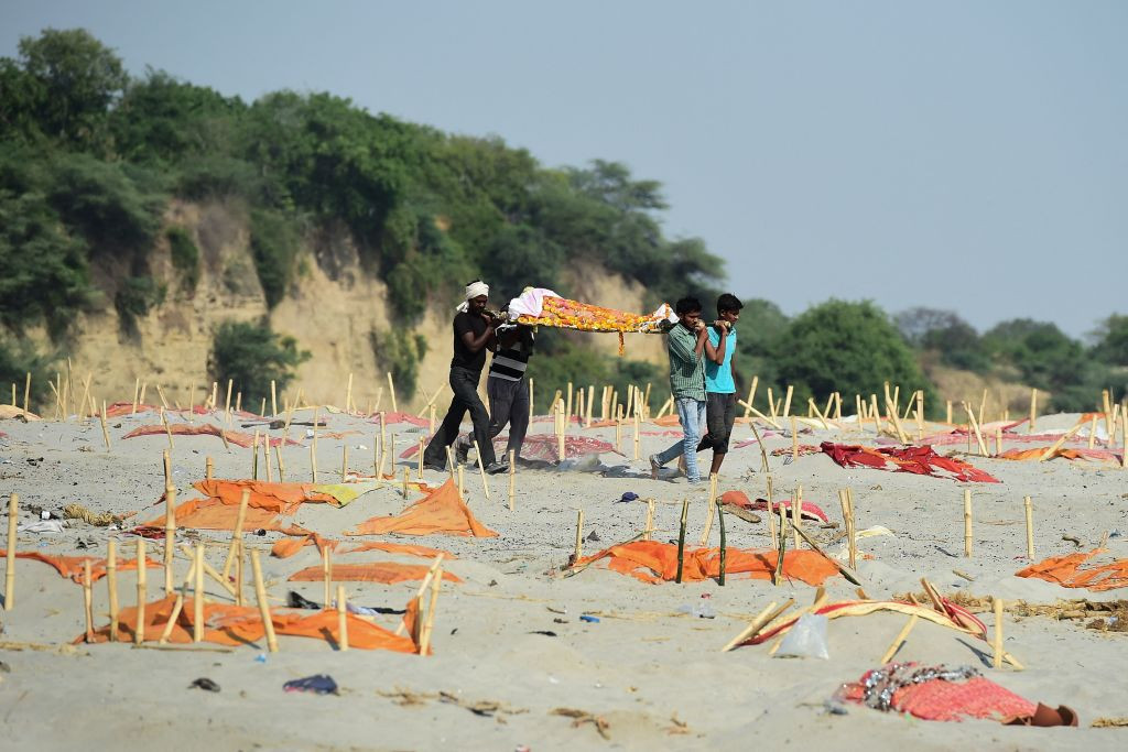 The Guardian: Duhoarea morții împânzește India rurală în timp ce fluviul Gange se umple cu victimele Covid