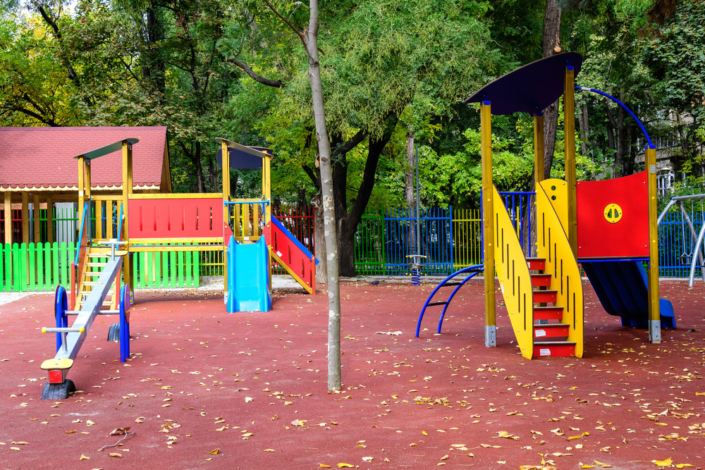 Părinţi ameninţaţi cu un pistol cu bile din plastic de un bărbat într-un parc de joacă din Brăila