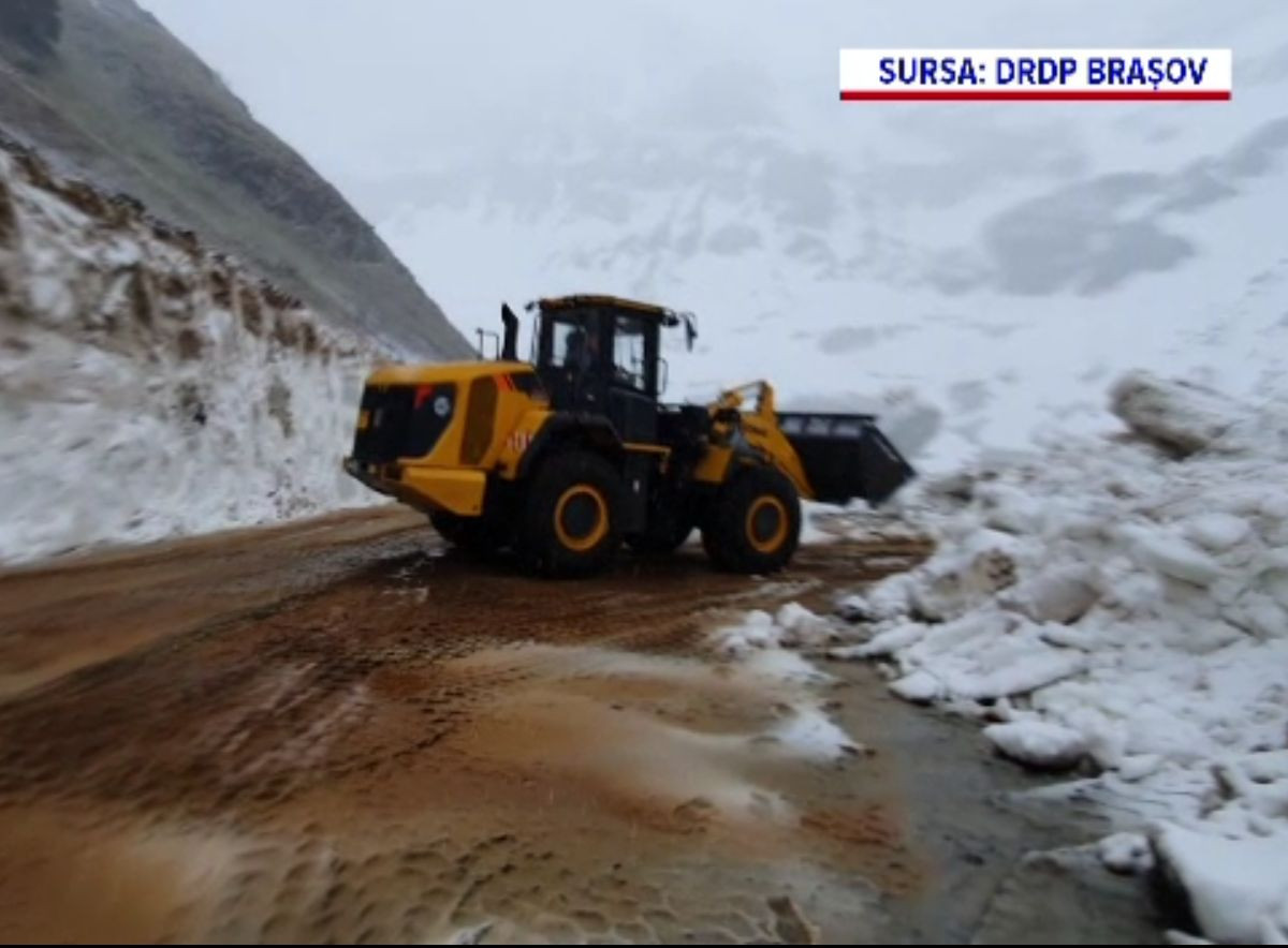 Deszăpezire în toi pe Transfăgărășan și Transalpina, în luna mai. Sunt și straturi de șapte metri de zăpadă înghețată