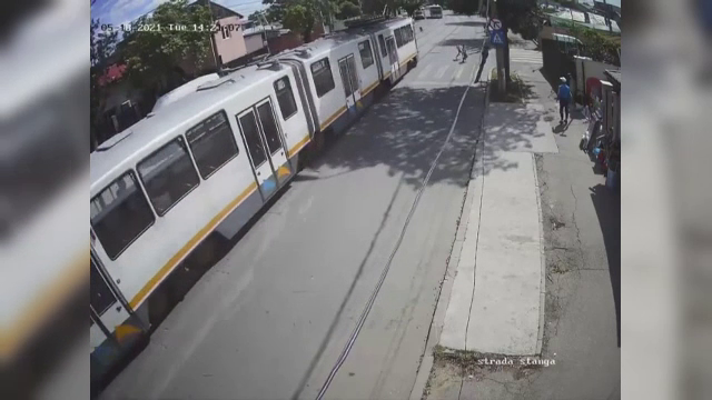 O vatmaniță a fost la un pas să accidenteze cu tramvaiul 3 copii. Imaginile, surprinse de camerele de supraveghere