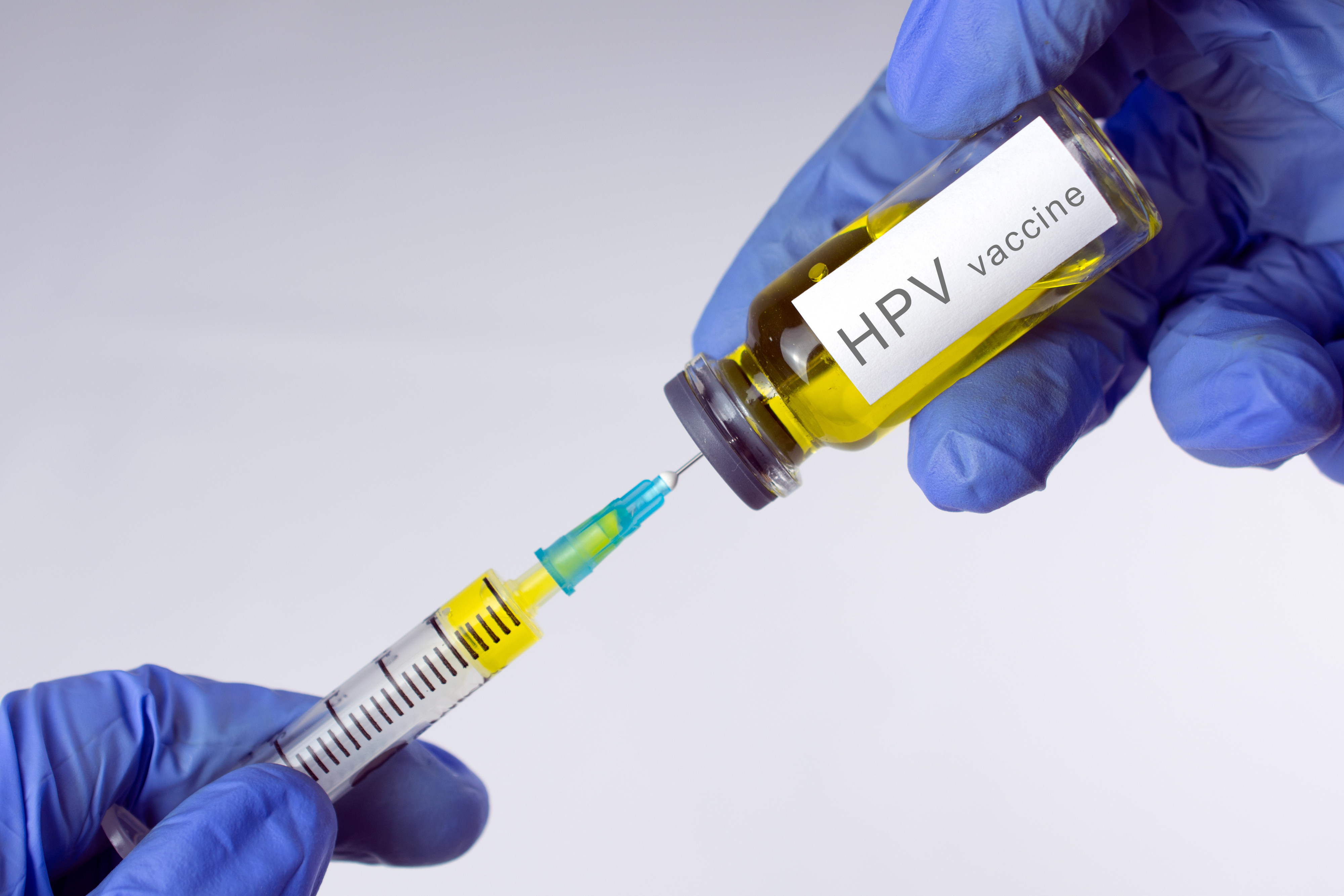Vaccinarea anti-HPV este la fel de importantă la băieți, ca și la fete. Bărbații nevaccinați pot face cancer de cap sau gât
