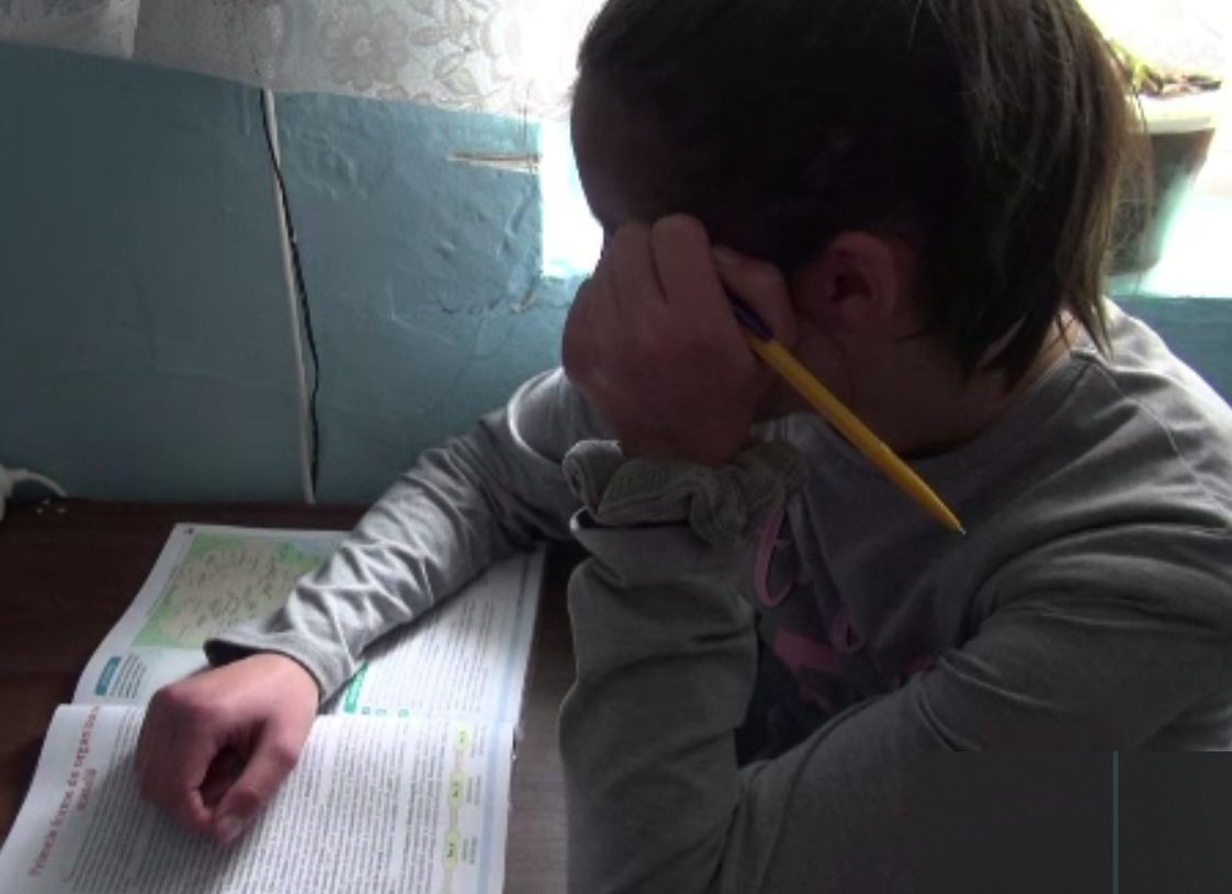 Drama lui Nicuşor, un copil de 14 ani bătut şi pus la munci grele zilnic de părinți. "Doar câinele mă iubeşte"