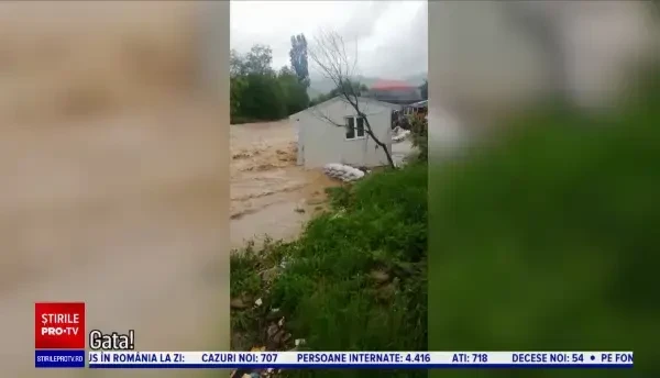Viiturile fac ravagii în vestul țării. În Bihor, o casă modulară a fost luată cu totul de ape