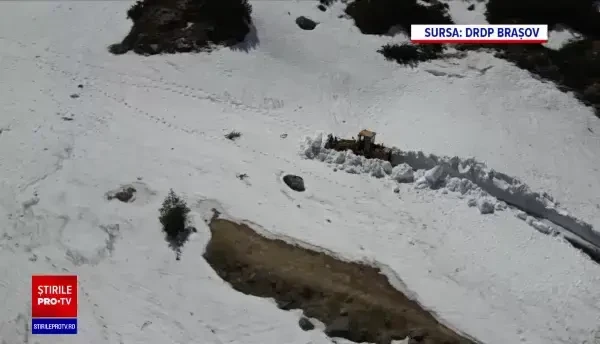 Deszăpezire în toi pe Transfăgărășan și Transalpina, în luna mai. Sunt și straturi de șapte metri de zăpadă înghețată