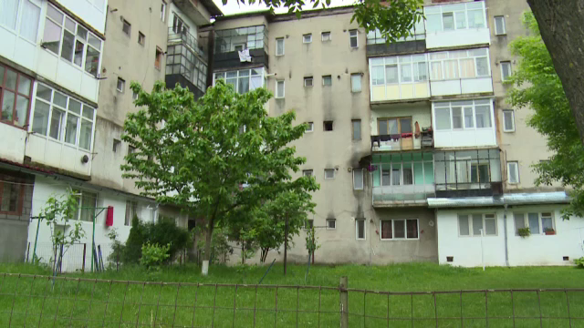 O femeie din județul Dâmbovița, rănită grav, după ce a căzut de la etajul unui bloc