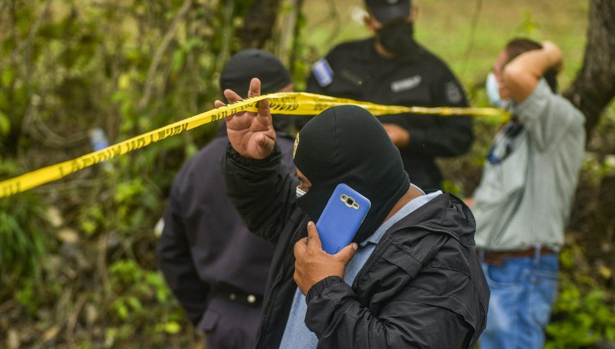 VIDEO. Zeci de cadavre au fost găsite îngropate în casa și pe terenul unui fost polițist