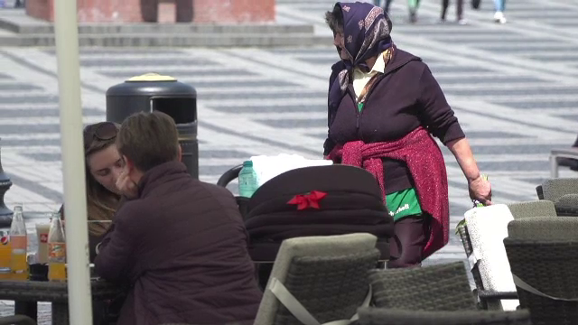 Patronii teraselor din centrul Brașovului protestează împotriva cerșetorilor. Ce face Poliţia, în acest timp