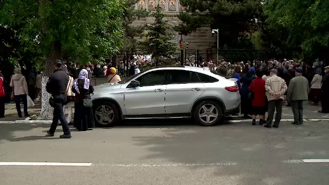 IPS Teodosie are datorii uriaşe la Patriarhie. Cum a explicat Mercedes-ul de peste 100.000 de euro