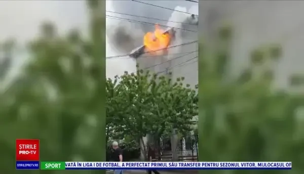 Incendiu violent în stațiunea Eforie Sud. Acoperișul unei pensiuni a luat foc