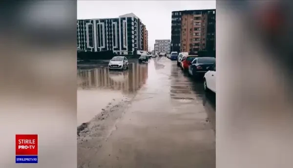 Ploile au îngropat în noroaie cartierele nou construite din jurul Bucureștiului. Mașini scoase din bălți cu excavatorul