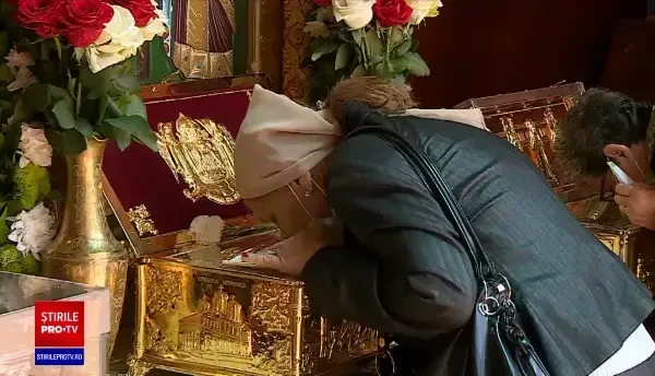 Pelerinii au făcut poze moaștelor Sfinților Constantin și Elena pentru a le trimite sărbătoriților zilei