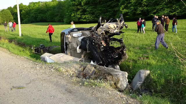 O mașină condusă de un șofer fără permis de conducere s-a izbit de un cap de pod. Motorul a fost aruncat la câțiva metri