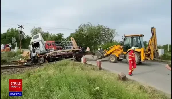 Un camion încărcat cu 70 de stupi de albine, lovit de un tren. FOTO