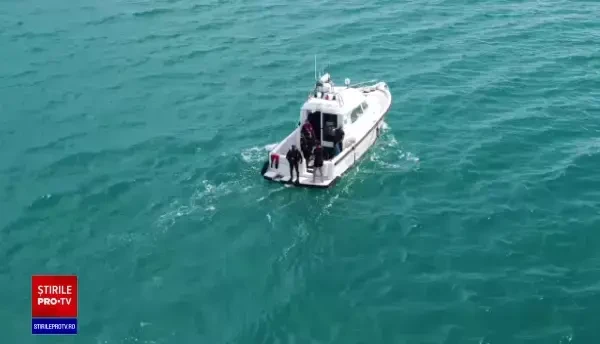 A fost găsit pescadorul dispărut în zona Gura Portiței. Nici urmă de ultimii doi marinari de la bord