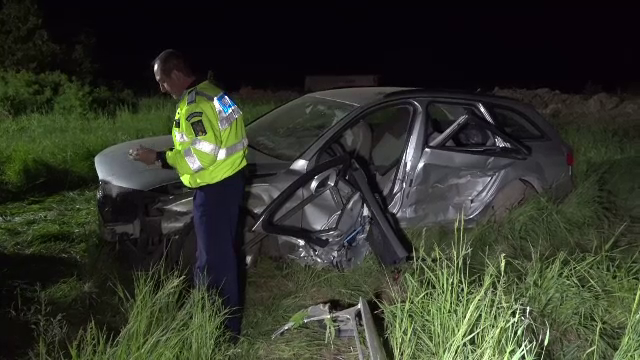 Accident neobișnuit. O mașină a rupt parapetul, a sărit peste un pârâu și s-a izbit de malul opus