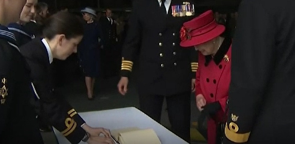 Regina Elisabeta a II-a a vizitat cel mai nou portavion al Marinei Regale