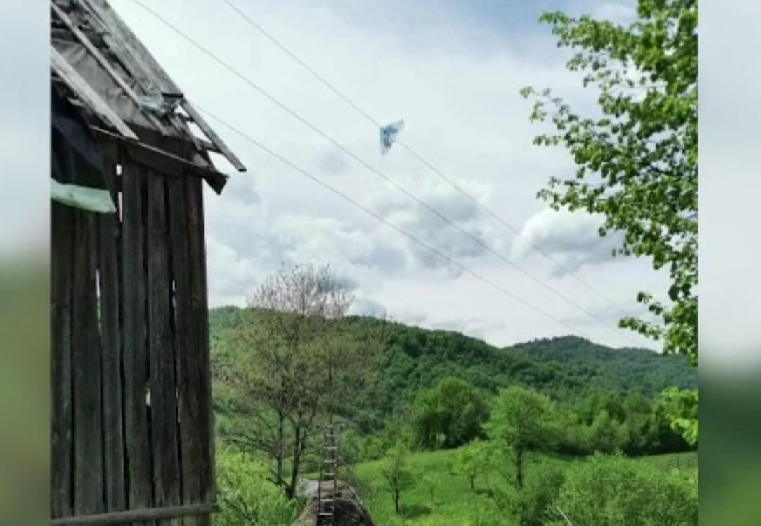 Un bărbat din Maramureş a murit electrocutat când încerca să dea jos zmeul copiilor