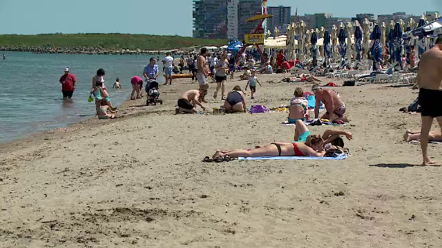 Turiștii au profitat de prețurile mici și temperaturile bune de plajă: ”În sfârșit a venit vara!”. Cât costă un sejur la mare