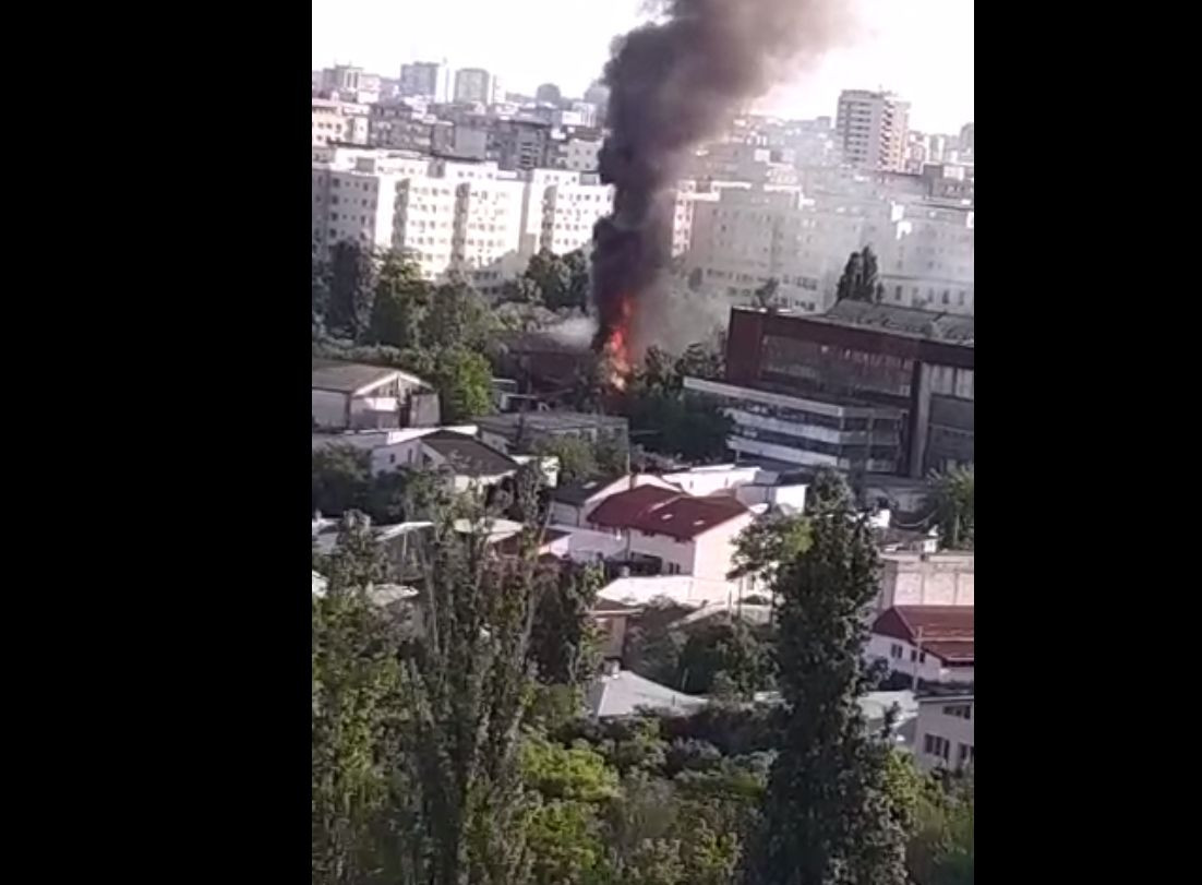 Incendiu lângă Arena Națională. Pompierii au intervenit cu mai multe autospeciale