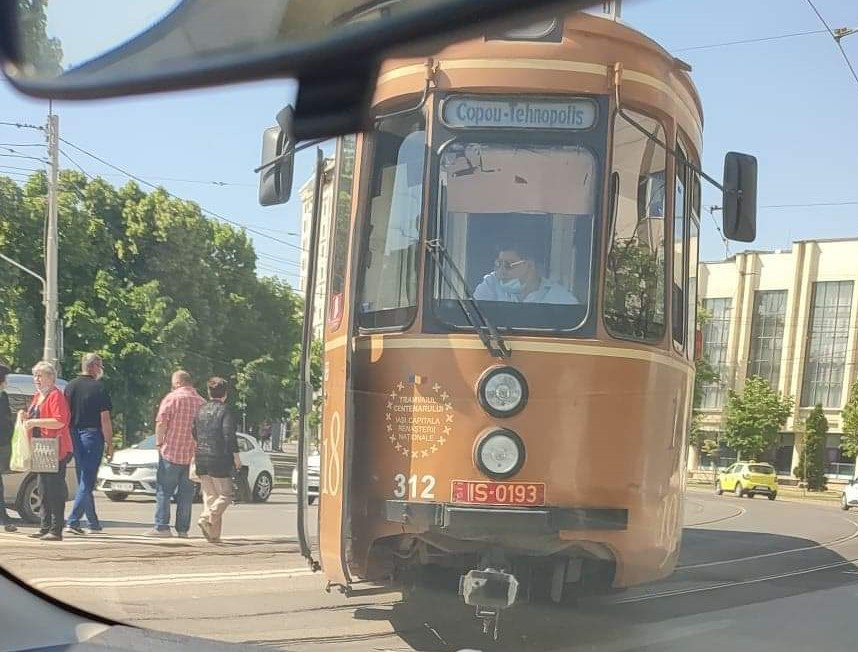 Un tramvai a deraiat la Iași dintr-un motiv incredibil. Care este starea pasagerilor