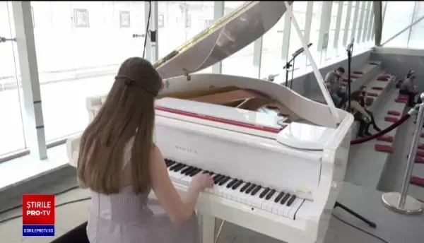 Vaccinare cu mâncare tradițională și vals cu asistentele. "Sunt turişti care vin din alte judeţe"