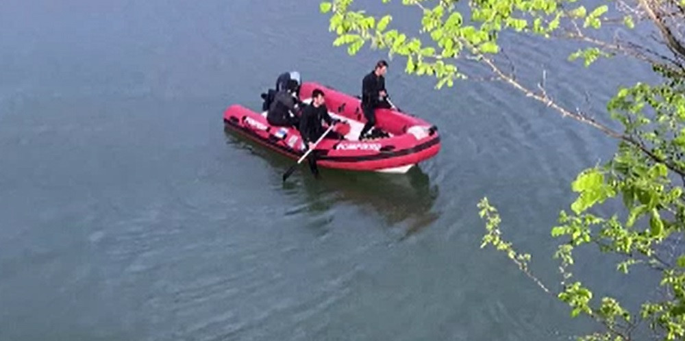 Un tânăr a condus băut și fără permis. A ajuns cu mașina în lac, iar prietenul său a murit