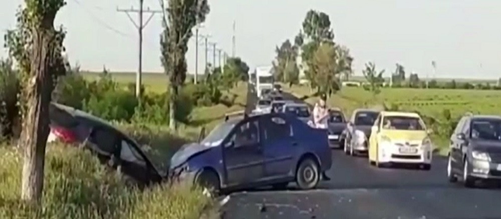 Accident grav pe DN65. Trei mașini implicate, cinci persoane duse la spital