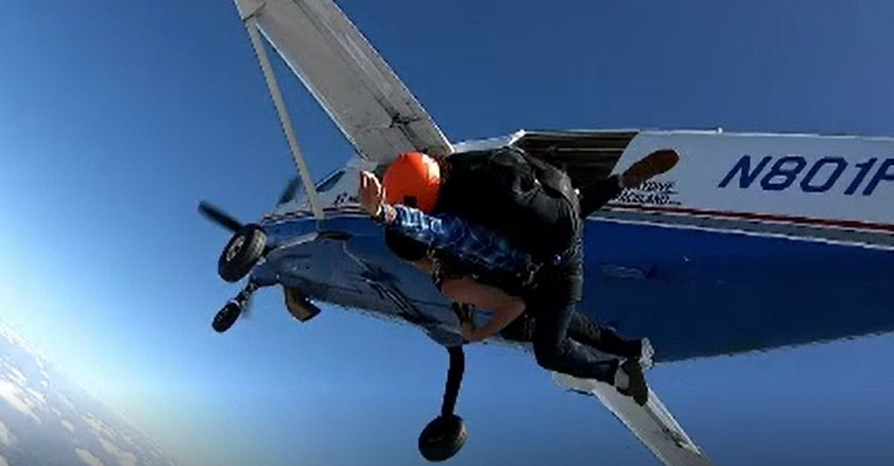 Imobilizat în scaunul cu rotile, un tânăr de 24 de ani a sărit cu parașuta. Imagini impresionante