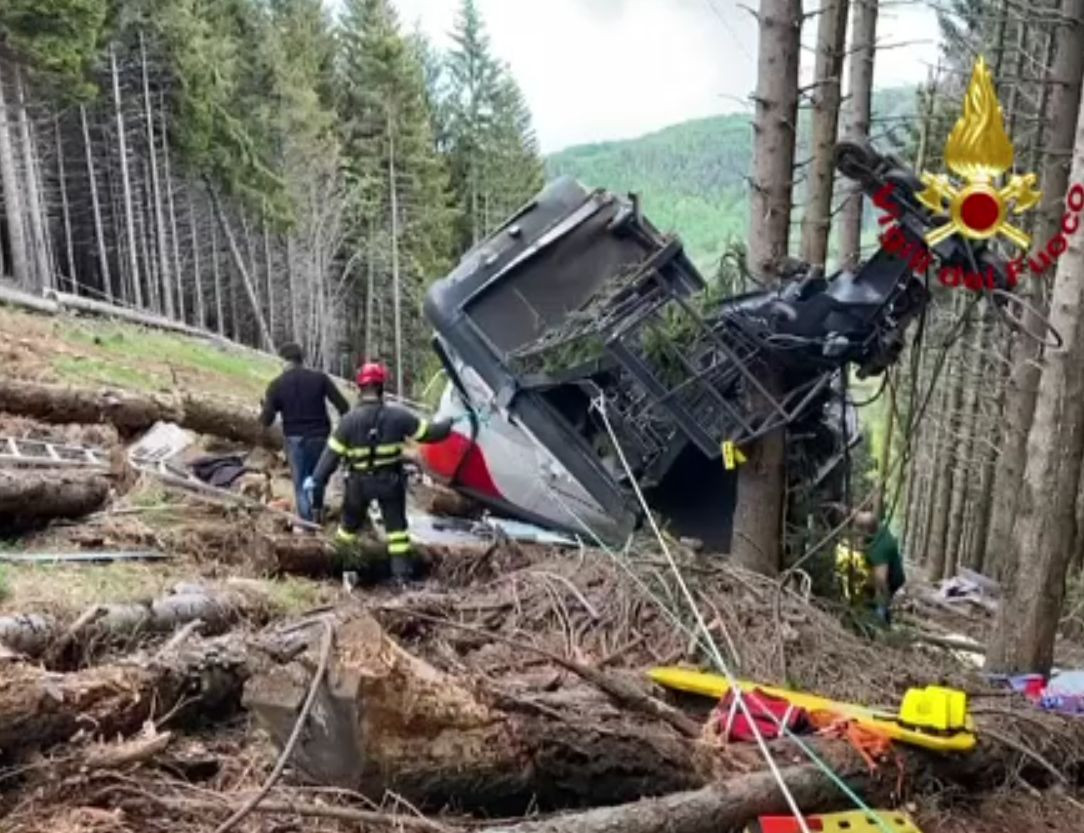 VIDEO șocant. Momentul în care telecabina din Italia se prăbușește, omorând 14 oameni