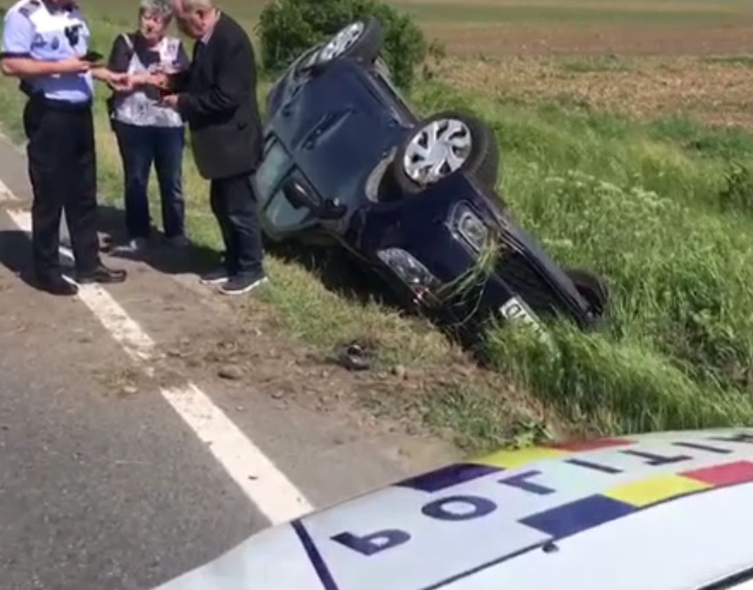 Accident inexplicabil în Prahova. S-au răsturnat cu mașina pe drum drept, fără niciun obstacol