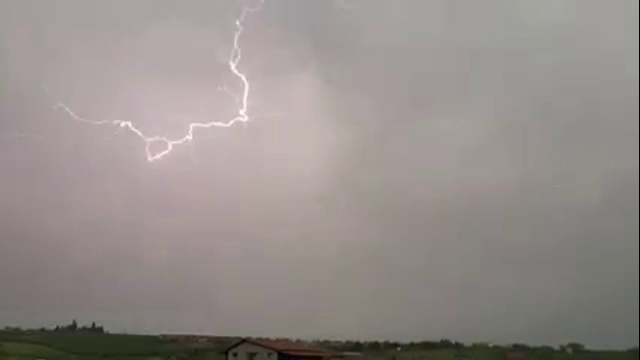 Furtuni violente în judeţul Bihor. Momentul în care vântul smulge acoperișul unei case