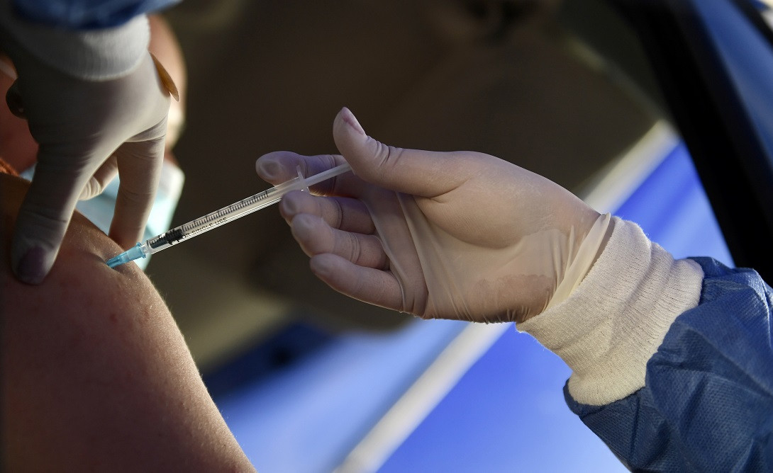 Ludovic Orban anunță că românii ar putea plăti pentru a fi vaccinați anti-Covid-19