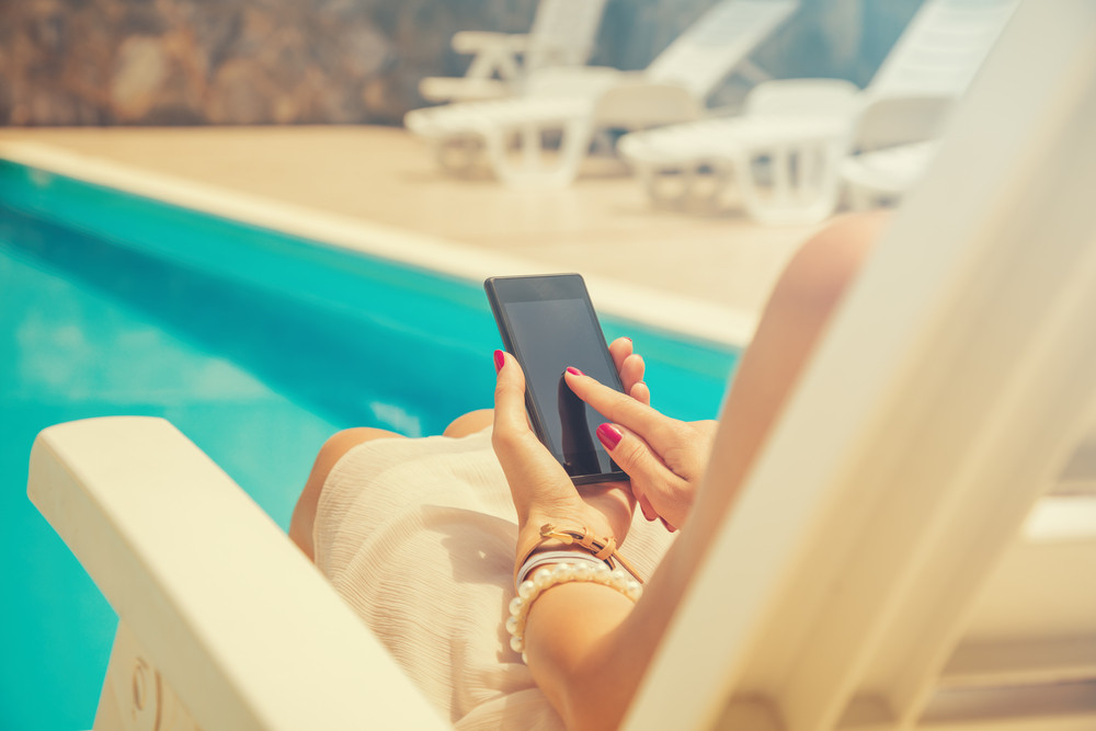 (P) Cu ce telefoane poți să mergi la piscină?