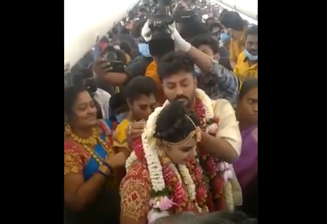 Imaginile care fac înconjurul lumii și stârnesc furie. Doi indieni au organizat o nuntă într-un avion, fără restricții