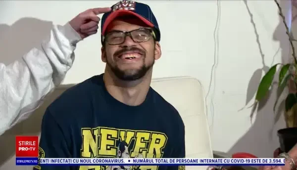 Imobilizat în scaunul cu rotile, un tânăr de 24 de ani a sărit cu parașuta. Imagini impresionante