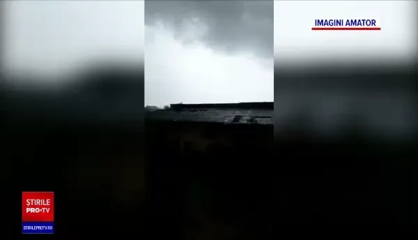 Furtuni violente în judeţul Bihor. Momentul în care vântul smulge acoperișul unei case
