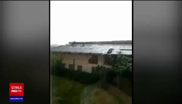 Pagube uriașe în vestul țării, din cauza vijeliilor puternice. ”Am văzut cum se formează ca un fel de tornadă”