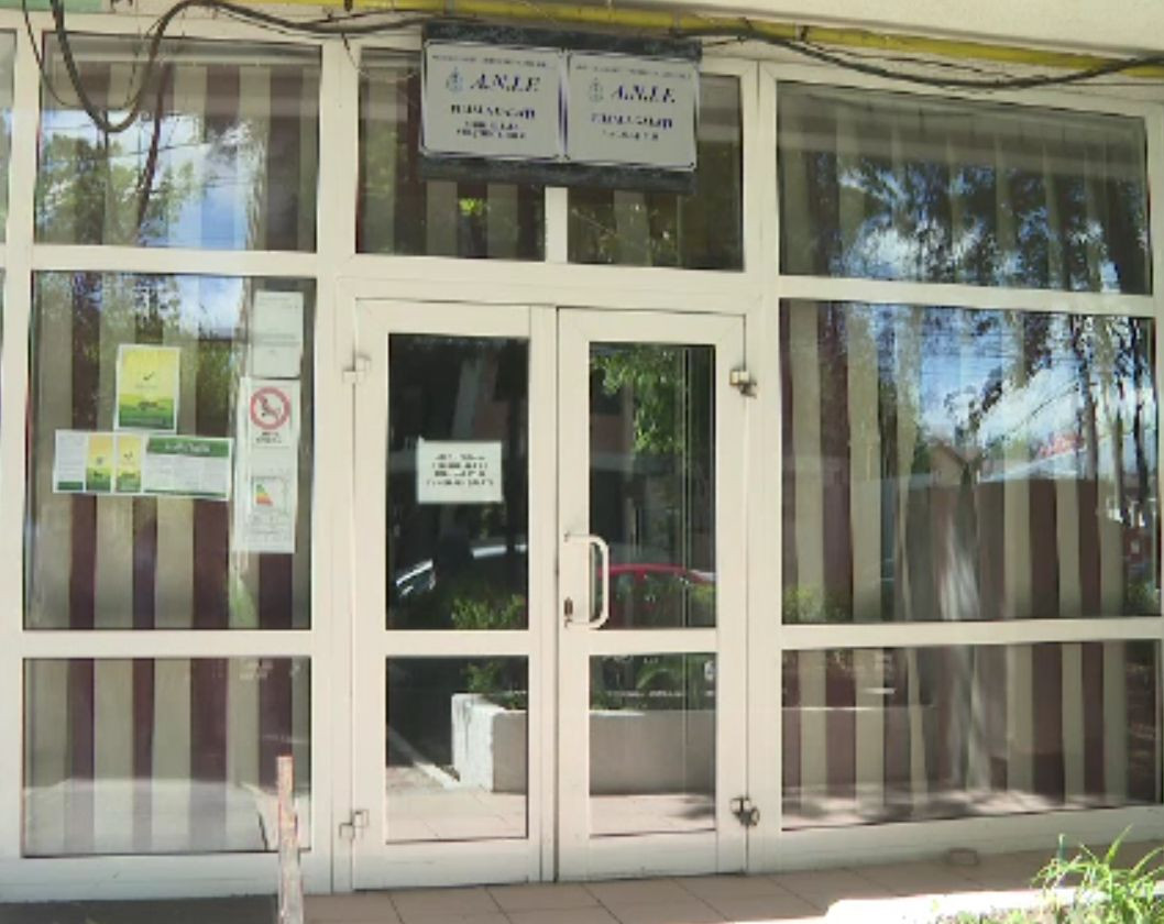 Angajați dați afară de la ANIF, pentru că deveniseră proaspăt pensionari. Ce obligație aveau