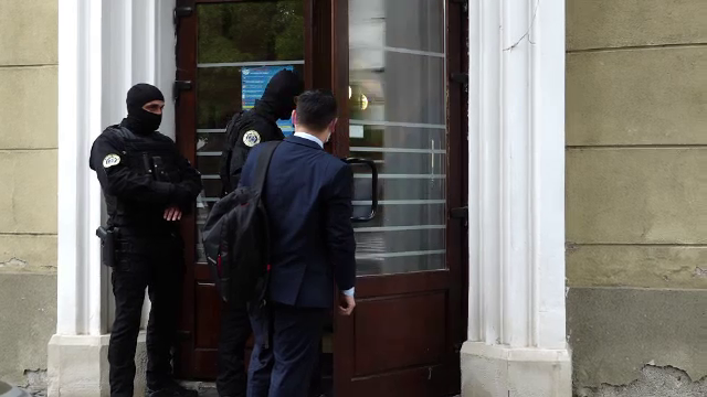 Percheziții la Primăria Bistrița, mai mulți funcționari au fost audiați. Ce urmăresc anchetatorii