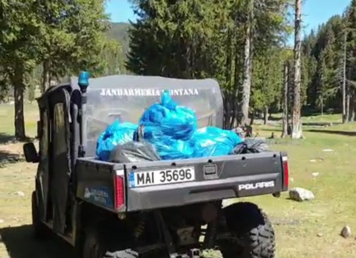 Zeci de saci de gunoaie adunate din zonele unde au făcut turiștii grătare, în Munții Bucegi