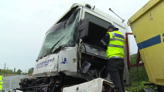 Doi șoferi de camion au fost răniți după ce unul dintre ei a intrat pe contransens, pe DN 1A