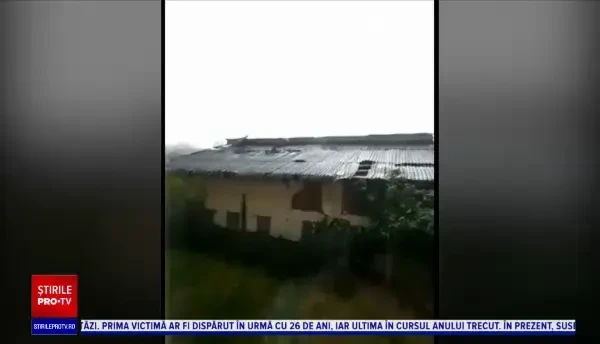 Pagube uriașe în vestul țării, din cauza vijeliilor puternice. ”Am văzut cum se formează ca un fel de tornadă”