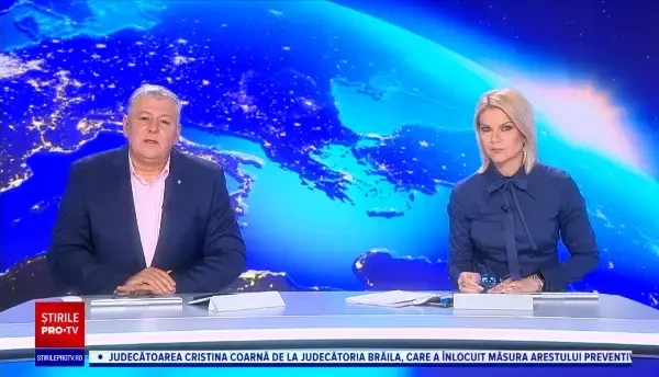 Așa ceva se vede rar. O tânără a sărit gardul la zoo și a început să se joace cu maimuțele