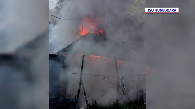 O casă a unei familii nevoiașe din Lupeni a ars ca o torță. Flăcările au cuprins tot acoperișul