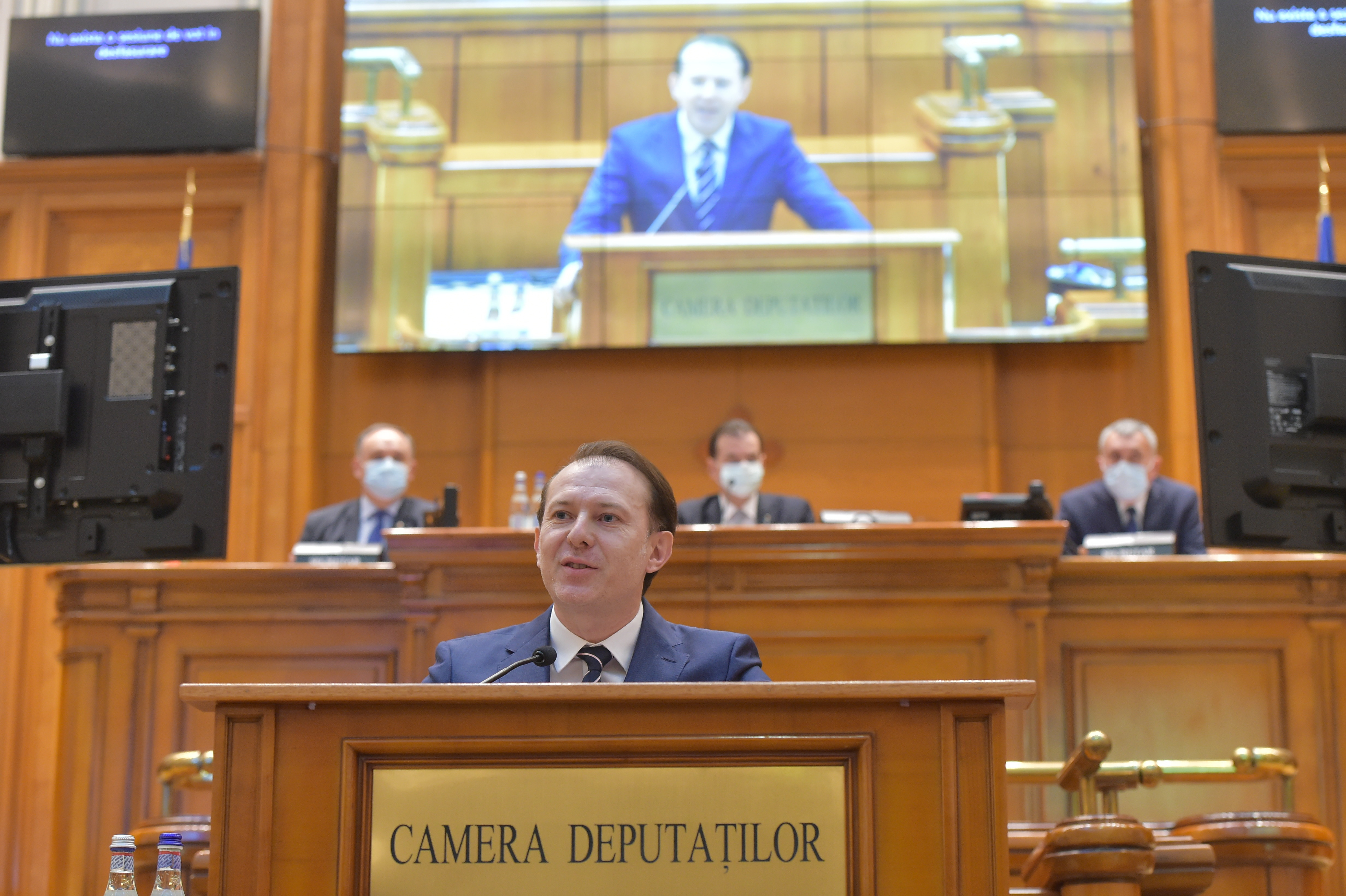 Moțiunea de cenzură a fost respinsă. Șoșoacă a făcut scandal, a pus un sac negru în fața premierului