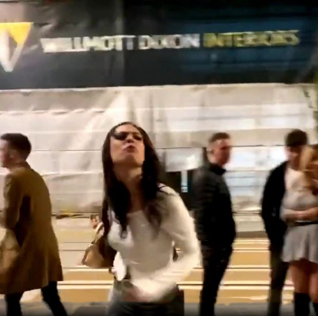 O tânără care a insultat rasial bodyguardul unui bar a primit interdicția de a intra în oraș, la eliberarea pe cauțiune